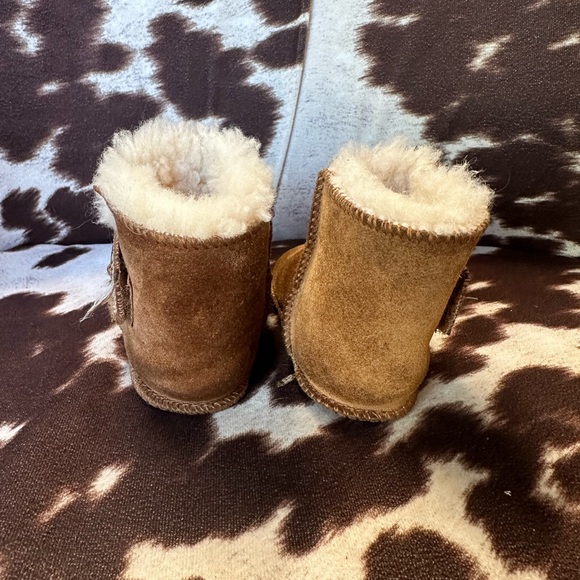 Toddler UGGs “Erin” - Picture 2 of 4
